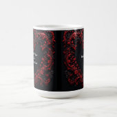 Rotes florales Herzdesign mit blühenden Blumen Kaffeetasse (Mittel)