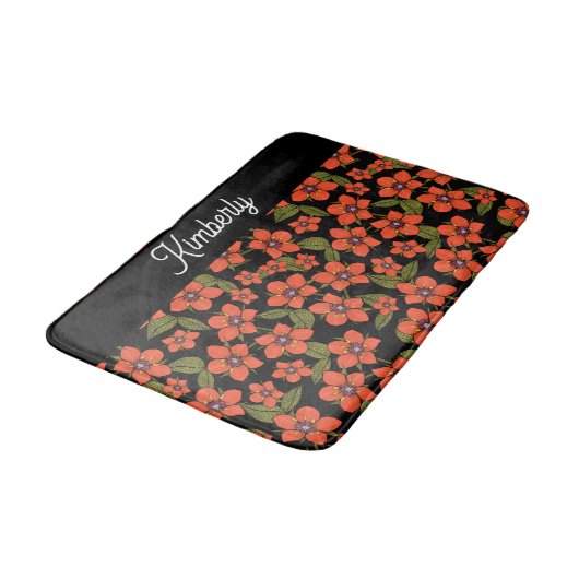 Rotes florales Wasserfarben-Monogramm Badematte (Schrägansicht)