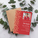 Rotes Foto Einladung<br><div class="desc">Modernes,  elegantes und einladendes Hotel. Ein roter Hintergrund mit Imitaten goldenen Konfetti. Personalisieren und fügen Sie Foto,  einen Namen und Party Details. Weißer Text.</div>
