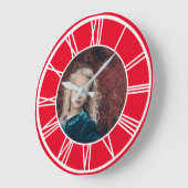 Rotes Foto rund um die römische Grenze Große Wanduhr (Winkel)