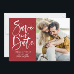 Rotes Foto Save The Date<br><div class="desc">Foto für Rote Wasserfarben Pinselkalligraphie Rette unsere Datumskarte | Melden Sie sich mit dieser individuell anpassbaren Save the Date flachen Karte bei Familie und Freunden an. Es ist mit handgeschriebener moderner Kalligraphie auf rotem Hintergrund ausgestattet. Dieses stilvolle Foto Save the Date ist perfekt für jede Hochzeitszeit und jedes Thema. Weitere...</div>