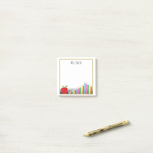 Rotes gefärbtes Apple zeichnet eine Anmerkung vom Post-it Klebezettel (Auf Schreibtisch)