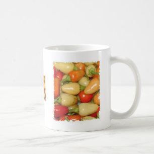 Rotes Gelbes und Orange der heißen Paprikaschoten Kaffeetasse