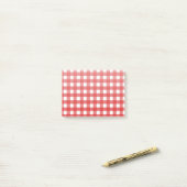 Rotes Gingham Post-it Klebezettel (Auf Schreibtisch)