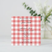 Rotes Gingham-Schachbrett des Hochzeitsmonogramms Einladung (Stehend Vorderseite)