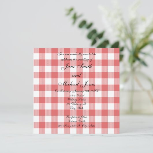Rotes Gingham-Schachbrett des Hochzeitsmonogramms Einladung (Stehend Vorderseite)