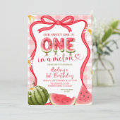 Rotes Gingham-Wassermelone-Schleife Sommer-Geburts Einladung (Stehend Vorderseite)