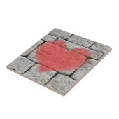 Rotes Graffiti-Herz auf Steinwand Fliese (Seite)