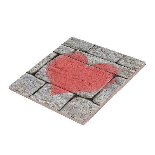 Rotes Graffiti-Herz auf Steinwand Fliese (Seite)