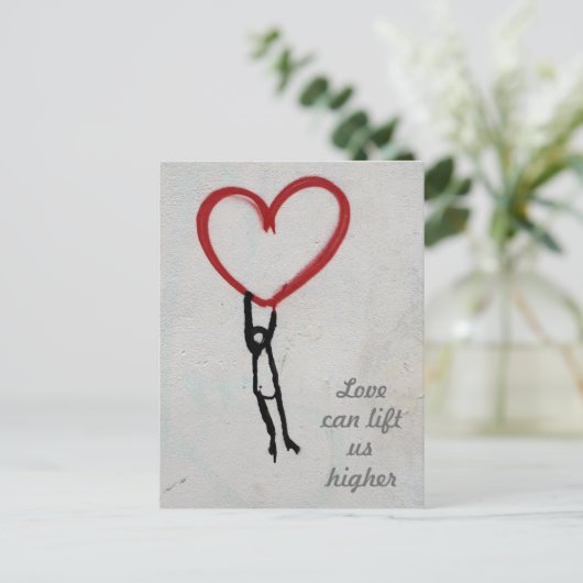 Rotes Graffiti-Herz schwebend mit Strichmännchen-L Postkarte (Stehend Vorderseite)