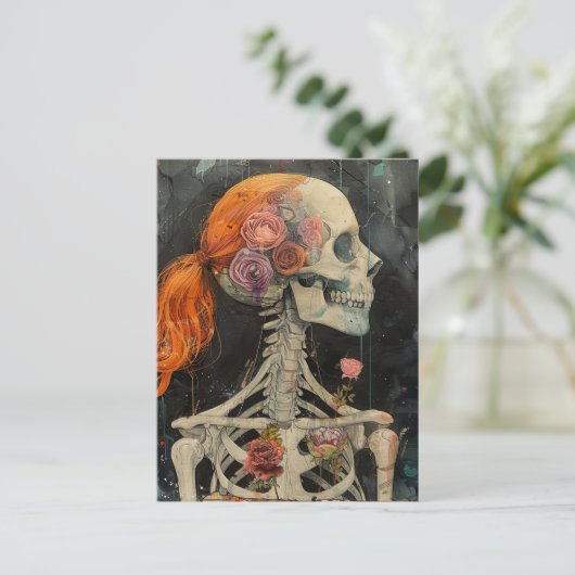 Rotes Haarskelett mit Blume Postkarte (Stehend Vorderseite)