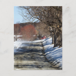 Rotes Haus auf der Landstraße Postkarte