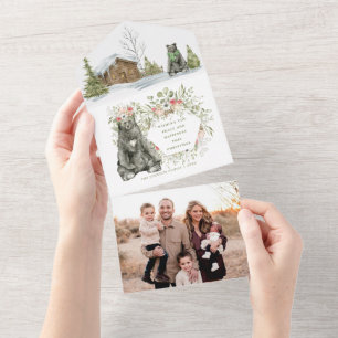 Rotes Häuschen im Wald mit Bär   Foto Weihnachten All In One Einladung