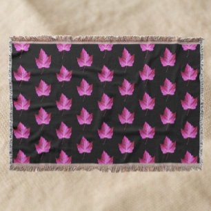 Rotes Herbst-Ahornblatt-Muster auf schwarzer Blüte Decke