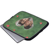 Rotes Herz auf grünem Gras Laptopschutzhülle (Vorne Knopf)