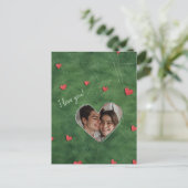 Rotes Herz auf grünem Gras Postkarte (Stehend Vorderseite)