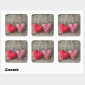 Rotes Herz auf Holztisch 2 Quadratischer Aufkleber (Blatt)