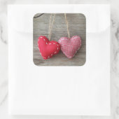 Rotes Herz auf Holztisch 2 Quadratischer Aufkleber (Tasche)