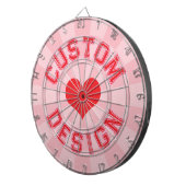 Rotes Herz auf Pastellrosa Farbe mit rotem Text Dartscheibe (Vorderseite rechts)