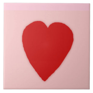 Rotes Herz auf rosa Keramikfliese