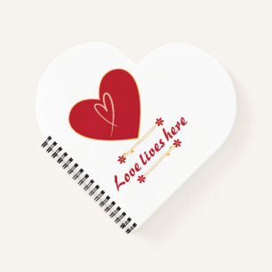 Rotes Herz Blumendesign – „Liebe lebt hier“ Notizblock