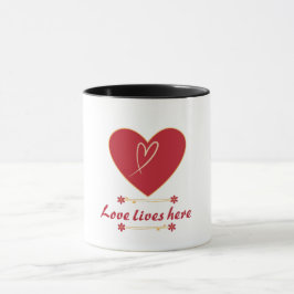 Rotes Herz Blumendesign – „Liebe lebt hier“  Tasse