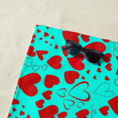 Rotes Herz Formen Muster Vivid Türkis Strandtuch (Beispiel)