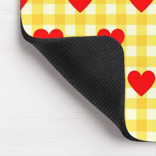 Rotes Herz Gelber Gingham Valentinstag Mousepad (Ecke)