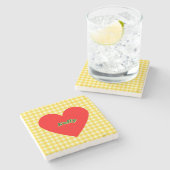 Rotes Herz Gelber Gingham Valentinstag Steinuntersetzer (Seitenansicht)