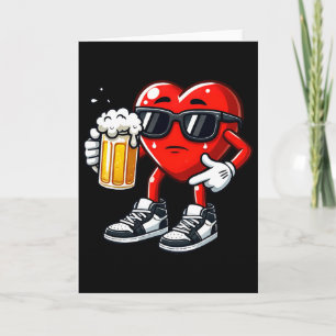 Rotes Herz hält Bierkrug Lustiger Valentinstag C Karte