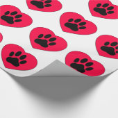 Rotes Herz mit Dog Paw Print Geschenkpapier (Ecke)