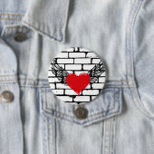 Rotes Herz mit Engelsflügeln an einer Ziegelwand Button (Beispiel)