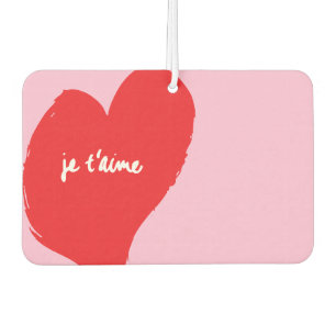 Rotes Herz mit je t’aime-Text auf rosa Hintergrund Autolufterfrischer