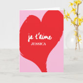 Rotes Herz mit je t’aime-Text auf rosa Hintergrund Karte (Gelbe Blume)