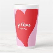 Rotes Herz mit je t’aime-Text auf rosa Hintergrund Milchtasse (Vorderseite)