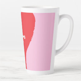 Rotes Herz mit je t’aime-Text auf rosa Hintergrund Milchtasse