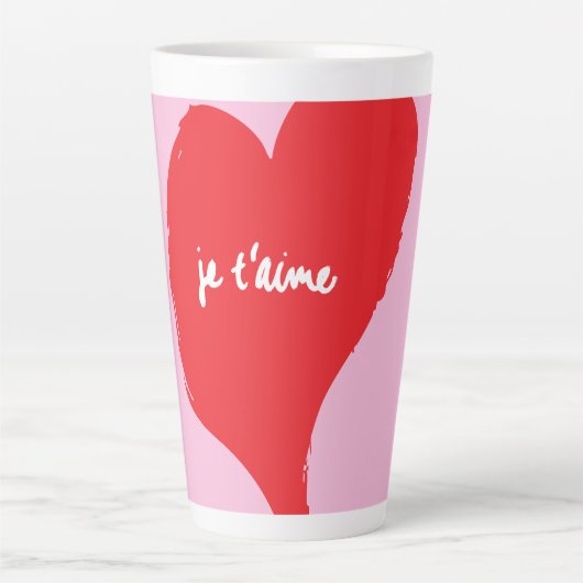 Rotes Herz mit je t’aime-Text auf rosa Hintergrund Milchtasse (Vorderseite)