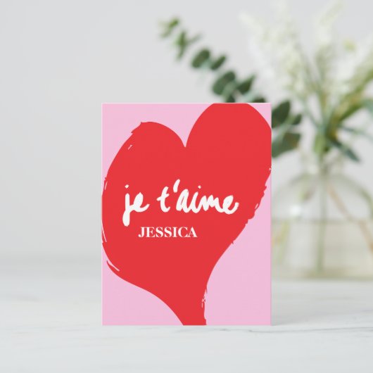 Rotes Herz mit je t’aime-Text auf rosa Hintergrund Postkarte (Stehend Vorderseite)
