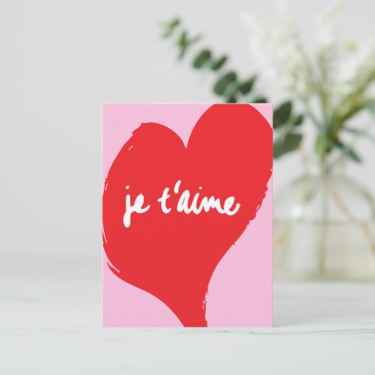 Rotes Herz mit je t’aime-Text auf rosa Hintergrund Postkarte (Stehend Vorderseite)