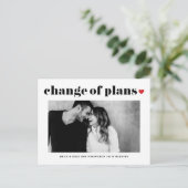 Rotes Herz Moderne Änderung der Pläne Hochzeit Ankündigungspostkarte (Stehend Vorderseite)