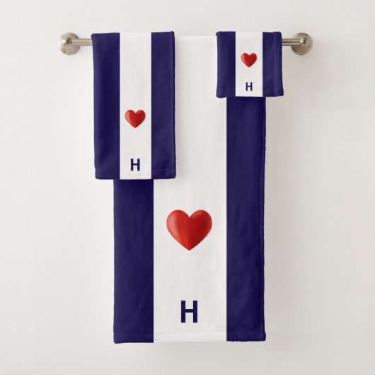 Rotes Herz & Monogramm auf marineblau & weiß gestr Badhandtuch Set (Insitu)