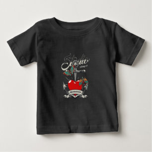 Rotes Herz und Schmetterlinge Studio Kunst Baby T-shirt