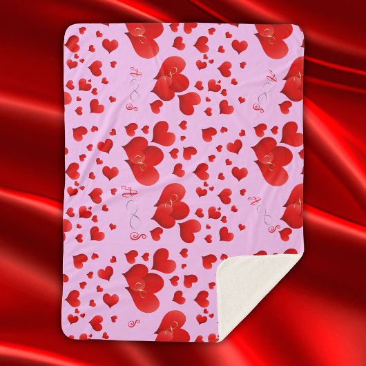 Rotes Herz Unendliche Initialen Monogramm auf Rosa Sherpadecke
