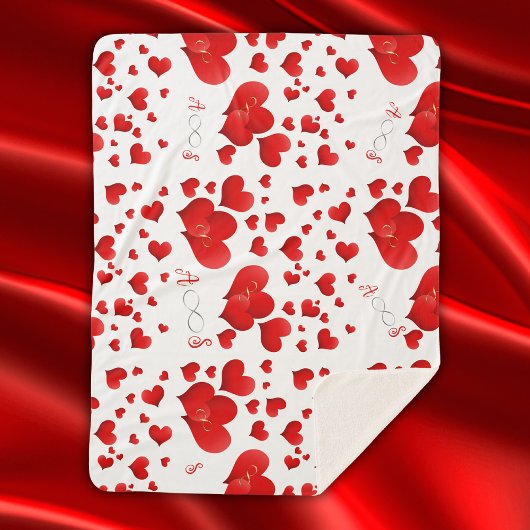 Rotes Herz Unendliche Initialen Monogramm auf weiß Sherpadecke