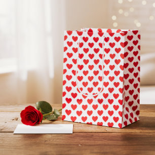 Rotes Herzmuster mit weißem Hintergrund Mittlere Geschenktüte