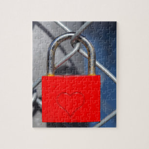 Rotes Herzschloss am Zaun Puzzle