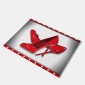 Rotes hohes Heels-Polka-Punkt-Muster Fußmatte (Schrägansicht)