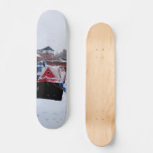 Rotes Kanalboot Skateboard (Vorderseite)