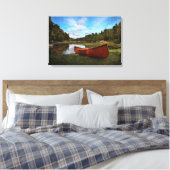 Rotes Kanu am Seeufer Leinwanddruck (Insitu (Schlafzimmer))