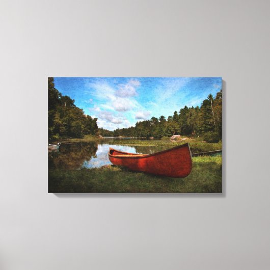 Rotes Kanu am Seeufer Leinwanddruck (Vorderseite)